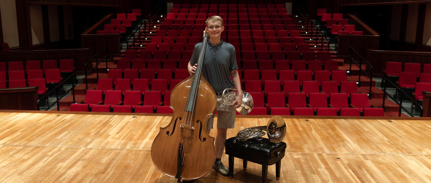 诺亚搁浅船受浪摇摆, the 2024-25 十大彩票网投平台 校董会 Scholar, on the Laidlaw stage with the double bass, 法国号, 和美乐号.